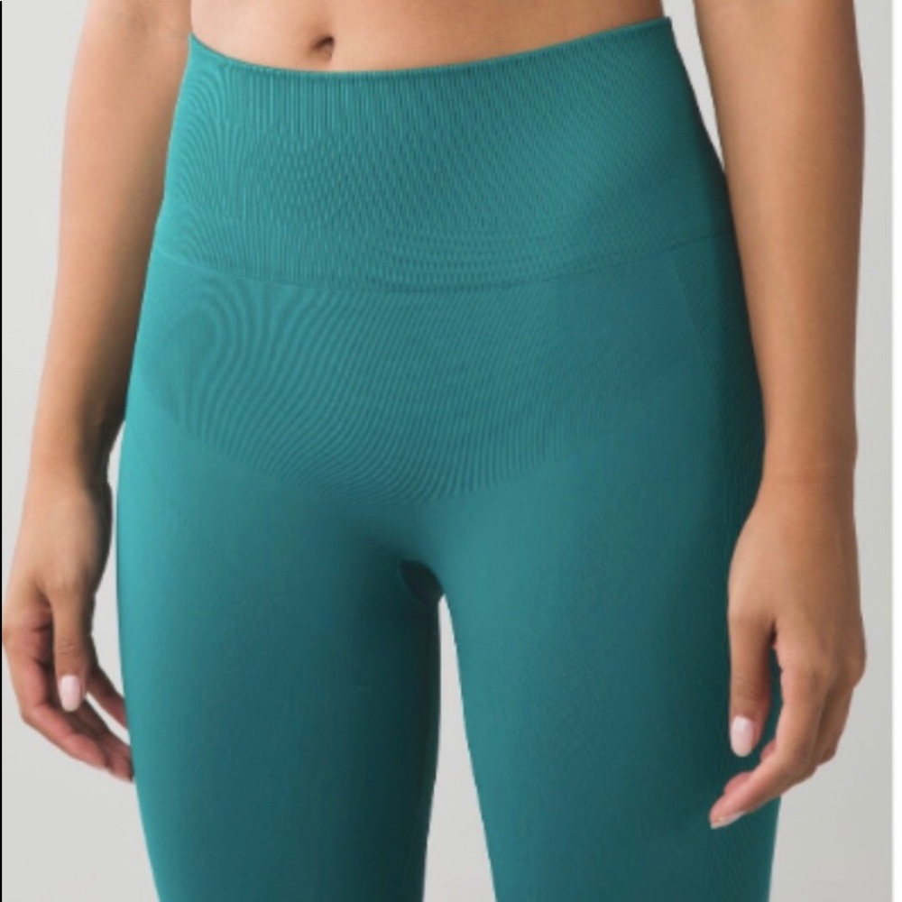 Size 4 new lululemon, Zone In Tight leggings